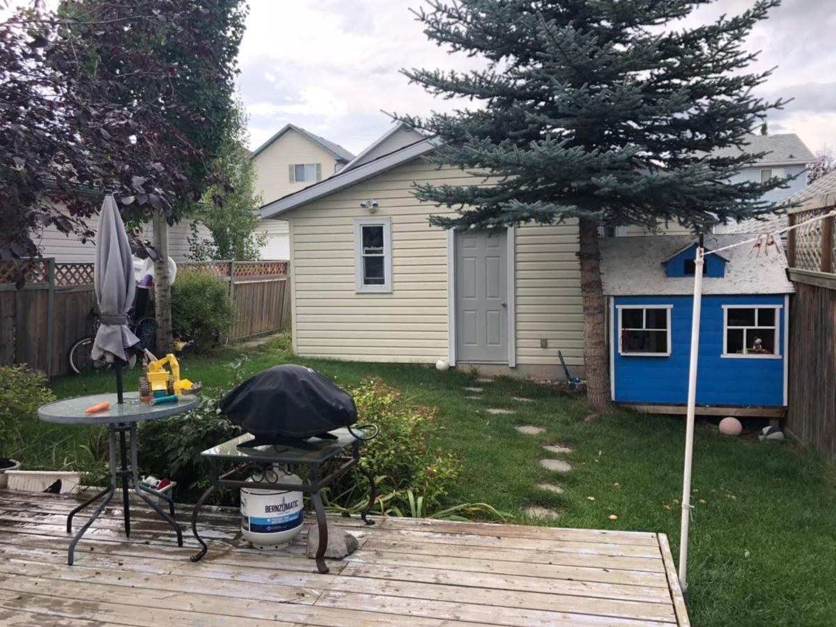 Hidden Valley Treehouse Home! Calgary Exterior photo